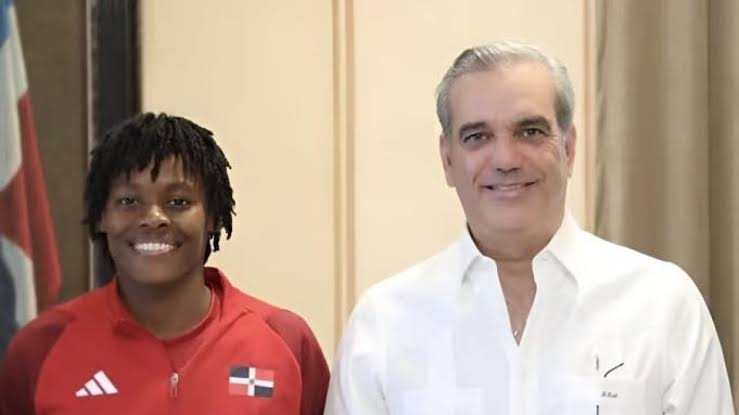  Abinader felicita a Marileidy Paulino por ganar los 400 metros  en Budapest, y destaca su éxito internacional.