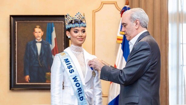 Abinader recibe en el Palacio Nacional a la dominicana Joheirry Mola, quien conquistó la corona de Miss Mundo 2026
