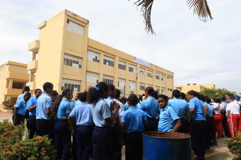 En simulacro, liceo María Teresa Quidiello, en Los Alcarrizos, logra evacuar en un minuto a los alumnos y al personal de sus dos planteles