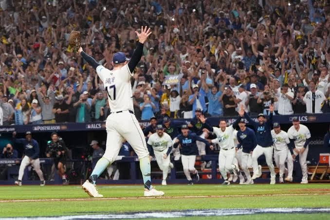 Peralta, Caminero y Díaz guían a Rays a triunfo 7-3 sobre Guardians y avanzan a la Serie Mundial; Peralta gana el Jugador Más Valioso 