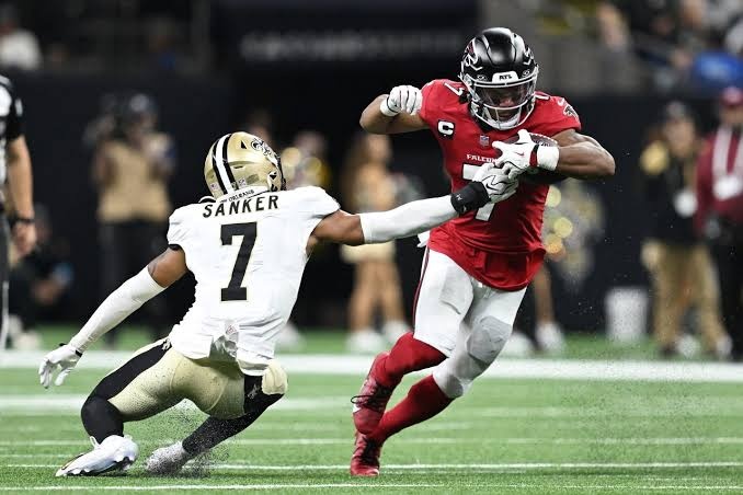 Bijan Robinson arrasa con 145 yardas y 2 TD en una paliza 45-24 de Falcons a Saints; Los quarterbacks suplentes, resúmen 