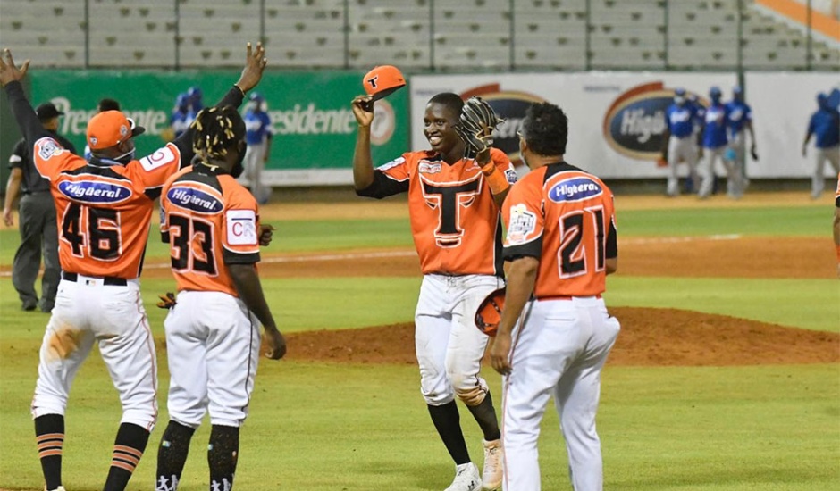 Licey, Toros y Águilas triunfan; embajadora EU tira primera bola