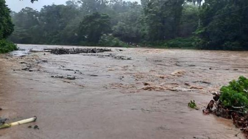 Desbordamiento del río Ozama deja comunidades incomunicadas en Peralvillo