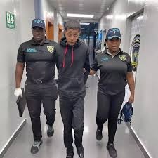 Brian Ernesto joven captado en video en asalto a residencia se entrega a las autoridades y lleva arma y cadena