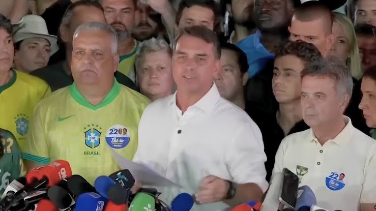Flávio Bolsonaro abandonó Brasil tras la derrota electoral y viaja rumbo a Estados Unidos