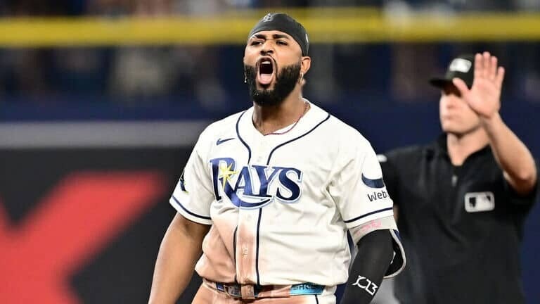 Los Rays vencen 5-2 a unos Yankees erráticos y toman ventaja 2-0; Medias Blancas superan 4-3 a Guardianes, Padres están 0-2 frente a Cerveceros, resúmen 