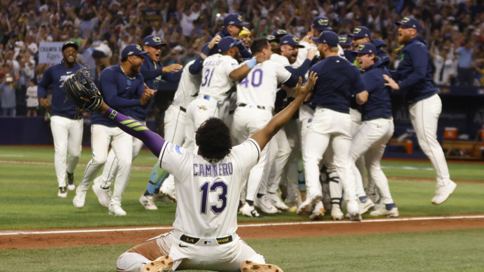 Rays remonta 4-3 a Cerveceros en entradas extras y fuerzan al quinto en la Serie Mundial; juego 5 sigue esta noche