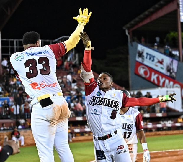 Gigantes derrotan Toros de forma dramática 6-7 en diez entradas