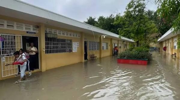 Ministerio de Educación dispone que escuelas en riesgo continúen sin docencia mientras persistan las lluvias