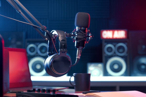 Los 100 años de la radio dominicana, evolución y el desafío de preservar la confianza de sus audiencias;70 % más interactiva con su audiencia