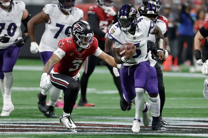 Broncos a vencer 23-17 a Chargers; 49ers vencen 32-29 a Seahawks, Greenlaw fue expulsado por un cabezazo a Ernest Jones IV, Ravens vencen 30-23 a Falcons, resúmen 