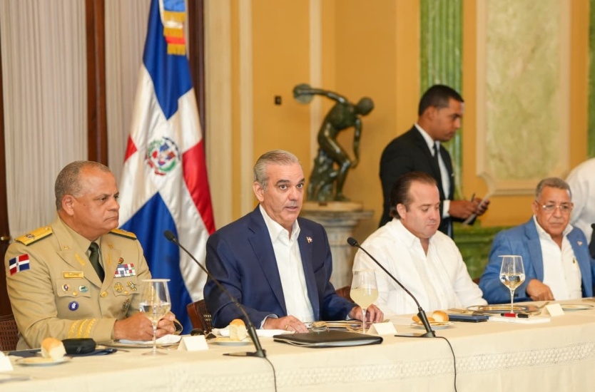 Abinader se reúne con los altos mandos militares en el Palacio Nacional;  dice no permitirá bandas se acerquen a República Dominicana