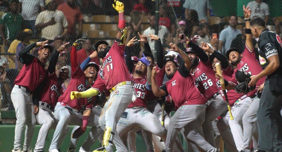 Marcell Ozuna, el Oso, explota con los Gigantes frente a los Leones; los Gigantes recibirán hoy a los Toros del Esteen el estadio Julián Javier,