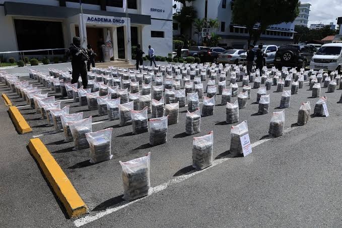 DNCD intercepta lancha y detiene tres colombianos que llevaban más de una tonelada de presunta cocaína en Pedernales